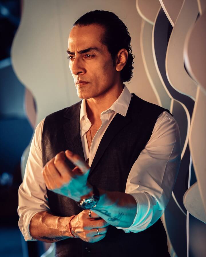 जवाब देते हुए सुधांशु कहते हैं कि 'वो एक फेमस फिल्म प्रोड्यूसर थे जो अब इस दुनिया में नहीं हैं. उन्होंने काम के बदले उनसे काउच के लिए पूछा था.'