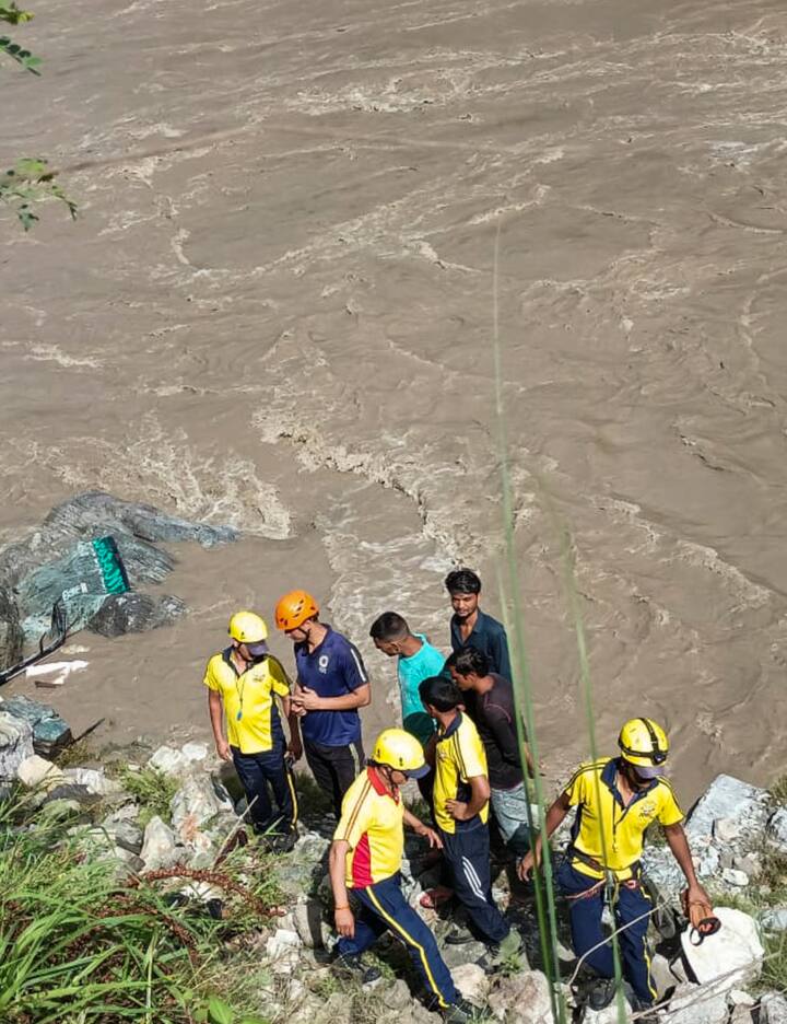 बचाव दलों ने बताया कि हादसे के दौरान वाहन में सवार कुछ श्रद्धालु पहाड़ी पर ही छिटक कर घायल हो गए थे जिन्हें उपचार के लिए निकटवर्ती अस्पताल भेजा गया है.उन्होंने बताया कि घटनास्थल से दो व्यक्तियों के शव बरामद किए गए हैं जबकि 10 यात्री नदी में समा गई मिनी बस के साथ ही लापता हो गए.