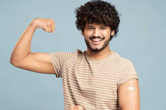 शरीर की प्रतिरोधक क्षमता बढ़ाती है: भुनी हल्दी रोज खाने से शरीर का इम्यून सिस्टम मजबूत होता है और मौसमी बीमारियों से बचाव होता है. यह विशेष रूप से बदलते मौसम में बेहद फायदेमंद है.