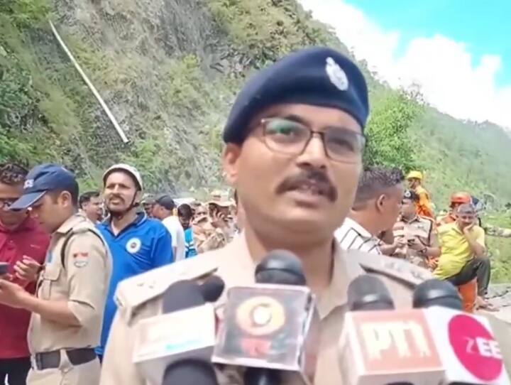 तीर्थयात्रियों से भरा वाहन अलकनंदा नदी में गिरने के बाद एसएसपी रुद्रप्रयाग अक्षय कोंडे ने कहा 'सुबह करीब 7:45 बजे हमें एक घटना की सूचना मिली जिसमें 31 सीटों वाली एक बस नदी में गिर गई थी. अब तक आठ लोगों को बचा लिया गया है और तीन शव बरामद किए गए हैं. नौ लोग अभी भी लापता हैं. संदेह है कि बस में 18 तीर्थयात्री, दो ड्राइवर और एक गाइड थे, हालांकि इसकी पुष्टि अभी नहीं हुई है. बचाव अभियान अभी चल रहा है.'