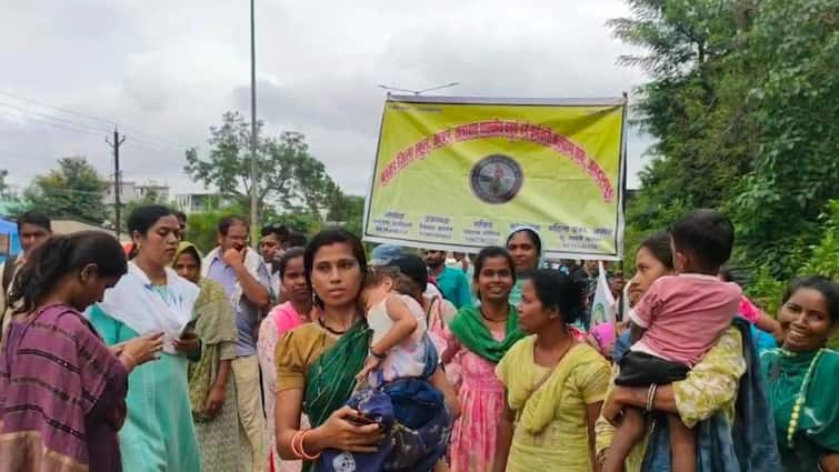 बच्चों को गोद मे लेकर बस्तर से रायपुर तक पदयात्रा, क्या है चतुर्थ वर्ग के कर्मचारियों की मांग? Kondagaon fourth class employee union protest in Raipur for regularization ANN बच्चों को गोद मे लेकर बस्तर से रायपुर तक पदयात्रा, क्या है चतुर्थ वर्ग के कर्मचारियों की मांग?
