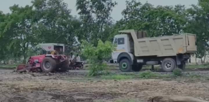 त्यावर पाणी मारून रोलिंग केल्याने आता पालखी तळाच्या जागा अतिशय मजबूत झाल्या आहेत. या पालखीतळांच्या मजबुतीकरणासाठी जवळपास तीन कोटी रुपयांचा मुरूम आणि खडी याचा वापर करण्यात आला आहे.