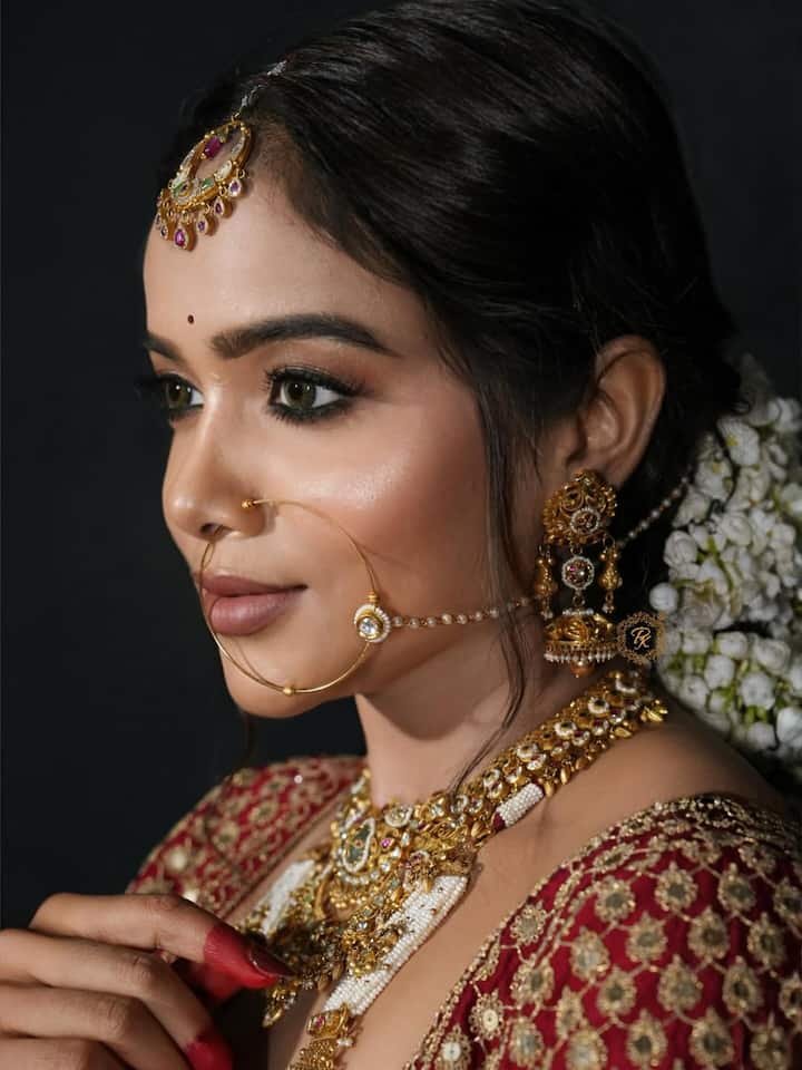Manisha Rani is wearing a red colored heavy work lehenga. With which he wore glossy makeup and heavy jewelery. Along with this, Gajra has also been planted in the peak.