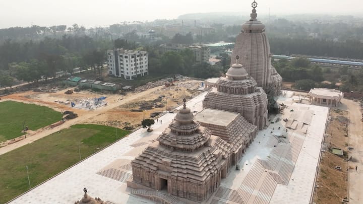 আজ দুপুরে রথযাত্রার ব্যবস্থাপনা এবং ভিড় নিয়ন্ত্রণ নিয়ে মন্ত্রীদের সঙ্গে প্রস্তুতি বৈঠক মুখ্যমন্ত্রীর। রথযাত্রা উপলক্ষ্যে দিঘায় নিরাপত্তা জোরদার করা হয়েছে।