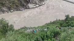 रुद्रप्रयाग हादसे में 9 लापता, बचाए गए 9 लोग, 2 की मौत, अधिकारी बोले- टेंपो ट्रैवलर नदी में समा गई