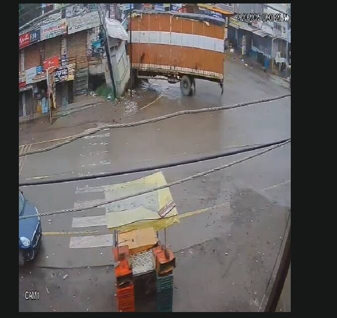 ही घटना आज सकाळच्या सुमारास घडली. मिळालेल्या माहितीनुसार, मालवाहू कंटेनर हा भोकरदनवरून जालन्याकडे जात होता.