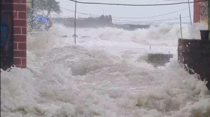 आज (26 जून) मुंबईत यंदाच्या वर्षातील सर्वात मोठी भरती होणार आहे. दुपारी 12.55 वाजता 16 फूट उंच लाटा समुद्रात उसळत असून त्यामुळे किनारपट्टी भागातील नागरिकांना सतर्क राहण्याचं आवाहन करण्यात आलं आहे.