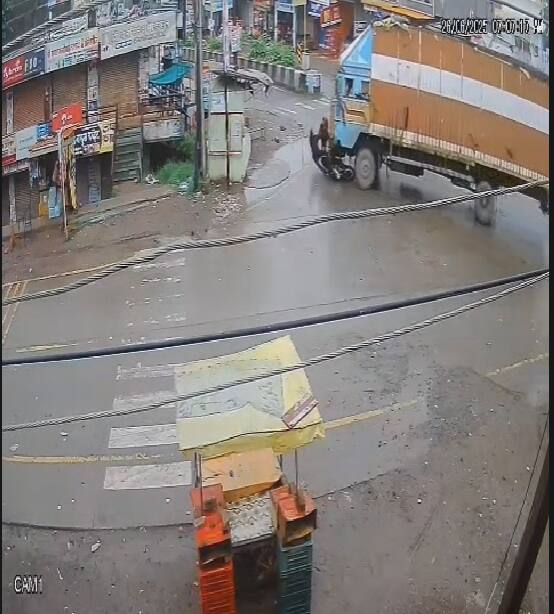 भरधाव वेगाने आलेल्या कंटेनरने दुचाकीस्वाराला धडक दिली आणि त्यानंतर थेट रस्त्यालगतच्या घरात घुसला.