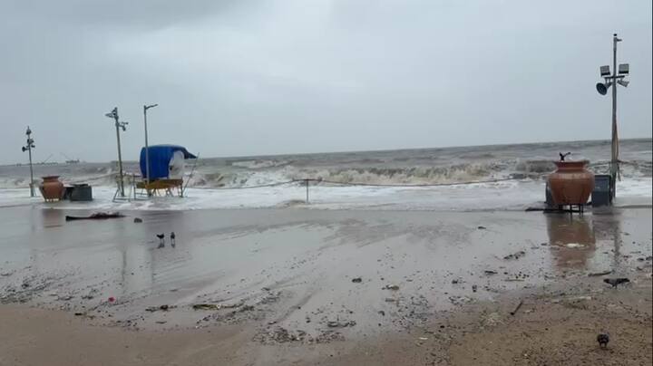 मुंबई महापालिकेने 24 ते 28 जून 2025 या कालावधीत सलग 5 दिवस समुद्रात मोठ्या भरती होणार आहेत. या काळात भरतीच्या वेळेस समुद्रात जाणं किंवा किनाऱ्याजवळ फिरणं टाळावं, असं आवाहन करण्यात आलं आहे.