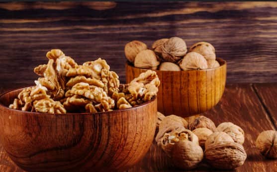 अखरोट: अखरोट में ओमेगा-3 फैटी एसिड और विटामिन B होता है, जो कोलेजन के निर्माण में मदद करता है. कोलेजन त्वचा को टाइट और यंग बनाकर झुर्रियों से बचाता है.