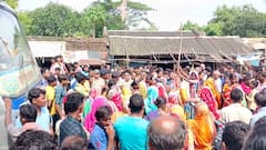 বাঁকুড়ায় অবৈধভাবে মদ বিক্রির অভিযোগ তুলে পথ অবরোধে সামিল গ্রামের প্রমিলা বাহিনী