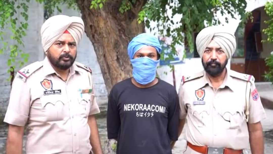 Ludhiana railway cop caught stealing purse in shalimar express arrested by GRP ann पंजाब: लुधियाना रेलवे स्टेशन पर पुलिसकर्मी ने महिला का पर्स चुराया, फिर...