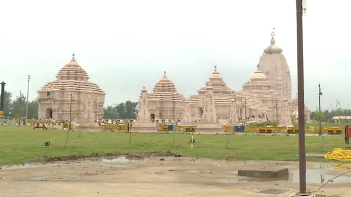 রথযাত্রার আগে বৃহস্পতিবার দিঘার জগন্নাথ মন্দিরে 'নেত্র উৎসবে' যোগ দেবেন মুখ্যমন্ত্রী। পুরীর রথযাত্রার মতোই দিঘাতেও সোনার ঝাড়ুতে রাস্তা পরিষ্কার করে শুরু হবে জগন্নাথ-বলরাম-শুভদ্রার রথযাত্রা।