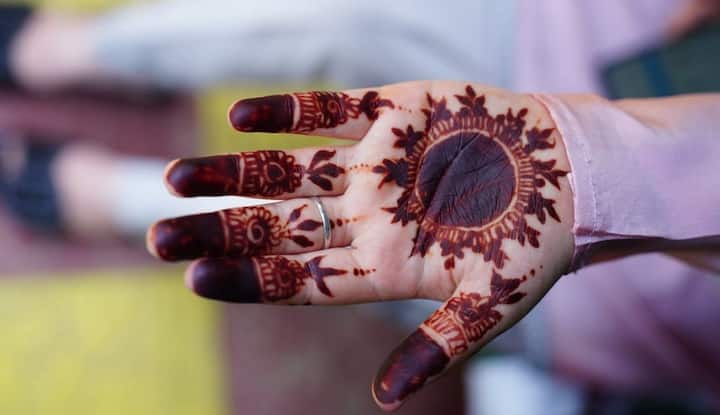 हरियाली तीज पर पिया का दिल जीतने के लिए आप फुल हैंड मेहंदी लगवा सकती हैं. आजकल फुल हैंड मेहंदी डिजाइन का ट्रेंड भी चल रहा है. माेर, फूल, बेल जाल और मंदिर के पैटर्न वाली फुल हैंड मेंहदी डिजाइन न सिर्फ केवल परंपराओं को दर्शा रही हैं बल्कि शादीशुदा महिलाओं के हाथों को दुल्हन जैसा लुक भी दे रही हैं.