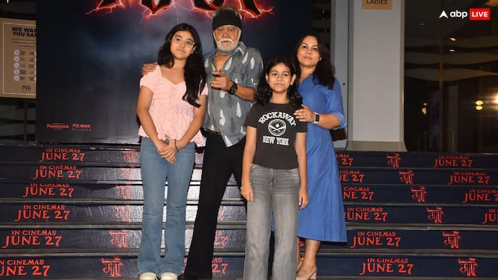 Sanjay Mishra with Wife: संजय मिश्रा को पत्नी और बच्चों के साथ देखा गया. सोशल मीडिया पर संजय मिश्रा की फोटोज वायरल हैं. संजय मिश्रा ने पत्नी संग पोज दिए.