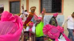 पुणेकरांचा नाद करती काय... नवरा बनला गावचा 'कारभारी'; बायकोने उचलून घेतलं खांद्यावरी