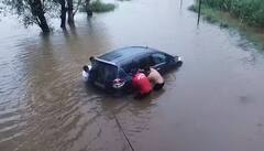 Kolhapur News: पंचगंगेच्या पाण्यात अर्टिगा कार अडकली; कोल्हापुरमधील शिंगणापूर-हणमंतवाडी रस्त्यावरील घटना