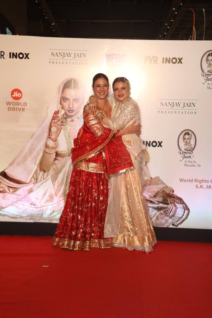 बॉलीवुड की बेहतरीन एक्ट्रेस तब्बू भी रेखा की खुशियों में शामिल हुई. जो सुर्ख लाल लहंगा पहनकर पहुंची. उन्होंने रेखा संग गले लगकर खूब पोज दिए.