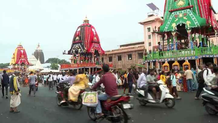 ইতিমধ্যে ব্যক্তিগত টাকা থেকে দিঘার মন্দির কর্তৃপক্ষকে সোনার ঝাড়ু দান করেছেন মুখ্যমন্ত্রী।