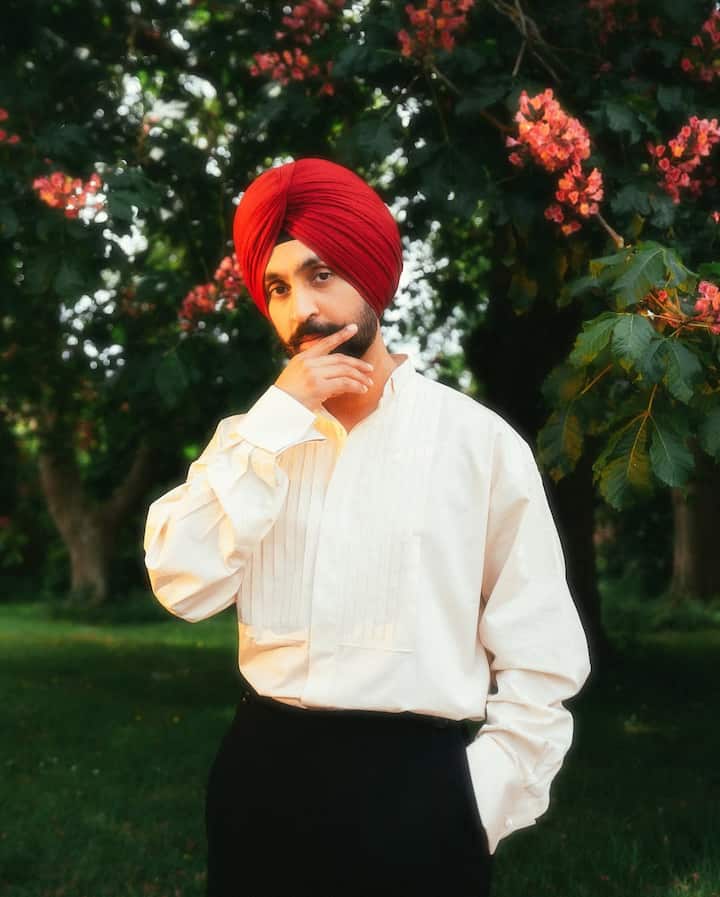 अमेरिका के Coachella शो में दिलजीत ने एक फैन से झंडा नीचे करने को कहा, जिससे कुछ लोगों को बुरा लगा. बाद में दिलजीत ने बताया कि उनका इरादा किसी को दुख पहुंचाना नहीं था, बल्कि सबको एक जैसा महसूस कराना था.