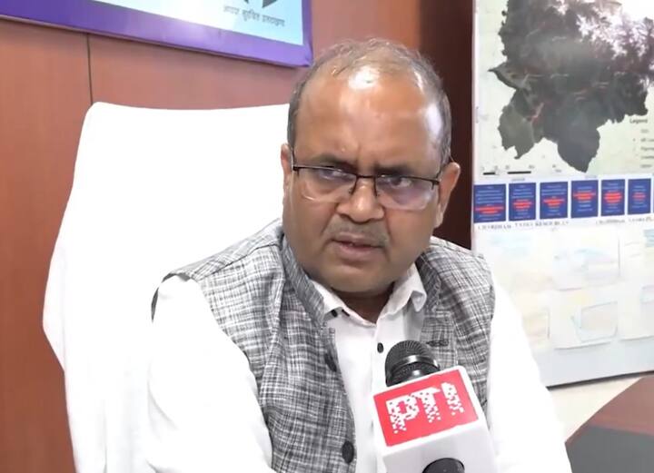 यूएसडीएमए सचिव विनोद कुमार सुमन ने कहा, 'यह एक दुर्भाग्यपूर्ण घटना है. एक बस नदी में गिर गई. बचाव दल मौके पर है और उसने आठ लोगों को बचाया है, जिन्हें जिला अस्पताल में भर्ती कराया गया है. जानकारी के अनुसार तीन लोगों की मौत हो गई है. हम बस का पता लगाने की कोशिश कर रहे हैं जो पूरी तरह से नदी में डूब गई है. बस में कुल 19 लोग और एक ड्राइवर सवार थे.'