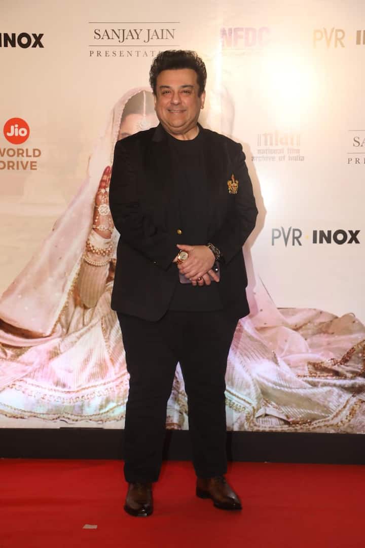 सिंगर अदनान सामी भी रेखा के लिए उनकी फिल्म की स्क्रीनिंग में शामिल हुए. जो ऑल ब्लैक लुक में दिखे.