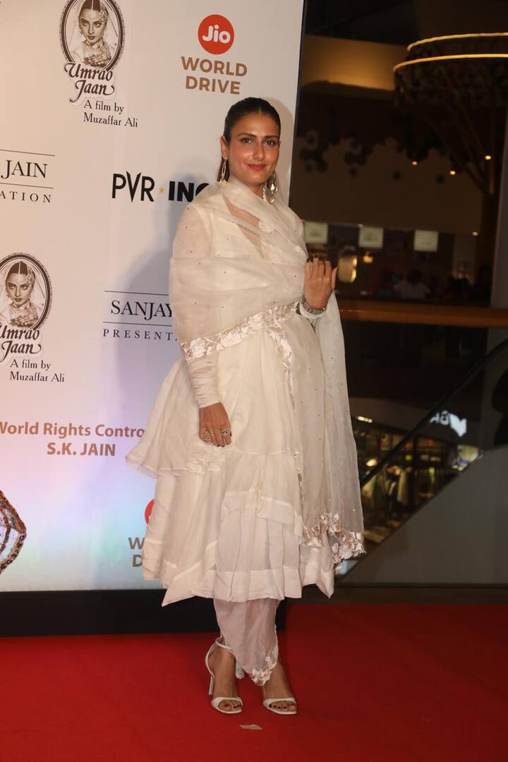 ‘मेट्रो इन दिनों’ को लेकर सुर्खियों में बनी हुई फातिमा सना शेख भी इस स्क्रीनिंग में शामिर हुई. जो व्हाइट सूट में बला की खूबसूरत लग रही थी.
