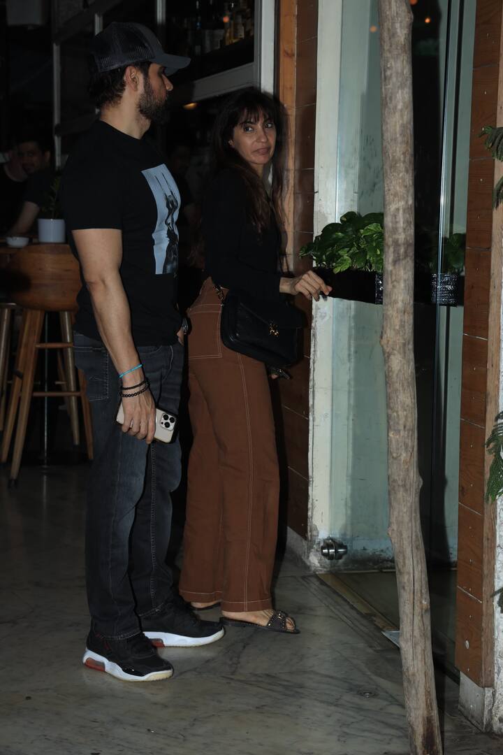 Please tell that the name of Imran's wife is Parveen Shahani. Parveen stays away from the limelight. She appeared with Imran on Wednesday night.