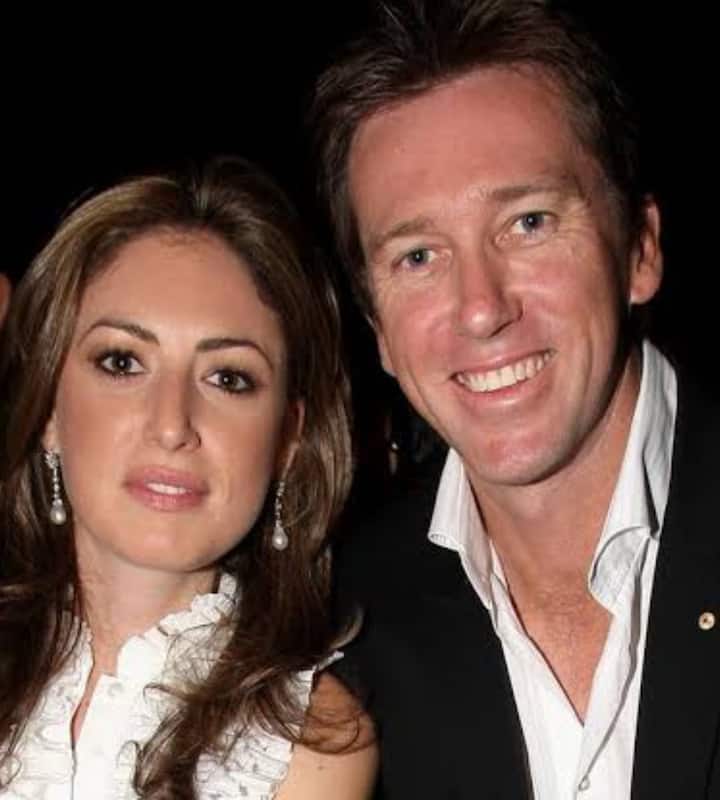 Glenn McGrath and Sara Leonardi: ग्लेन मैकग्रा की पहली पत्नी का निधन स्तन कैंसर के कारण 2008 में हुआ था, इस दुख से उबरने में सारा लियोनार्डी ने उनकी मदद की. 2009 आईपीएल सीजन के दौरान मैकग्रा और सारा मिले थे, फिर दोस्ती हुई और दोनों को एहसास हुआ कि ये दोस्ती से बढ़कर है. दोनों ने 2010 में शादी कर ली. ग्लेन मैकग्रा अपनी दूसरी पत्नी से 12 साल बढे हैं. मैकग्रा अभी 55 साल के हैं और उनकी पत्नी 43 साल की हैं.