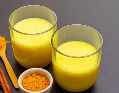 हल्दी वाला दूध: हल्दी में एंटीबैक्टीरियल और एंटीपैरासाइटिक गुण होते हैं. रात को सोने से पहले एक गिलास गर्म दूध में चुटकी भर हल्दी मिलाकर पिलाने से राहत मिलती है.