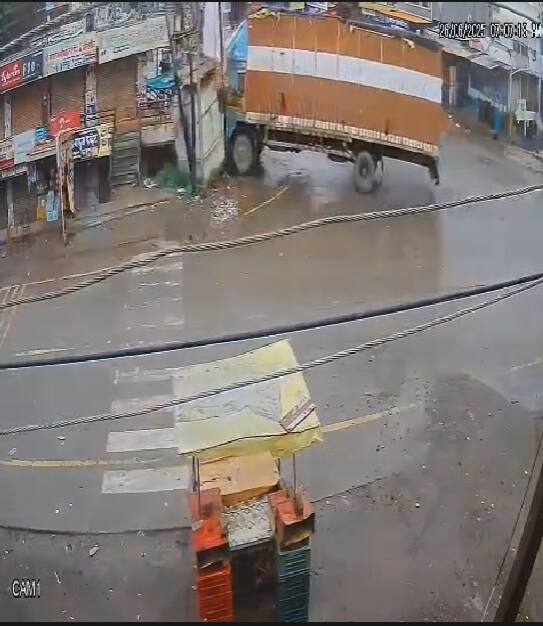 या अपघाताचा थरार परिसरातील सीसीटीव्ही कॅमेऱ्यात कैद झाला आहे. या दुर्घटनेत दुचाकीस्वाराचा जीव बचावला असून, त्याला किरकोळ दुखापत झाली आहे.