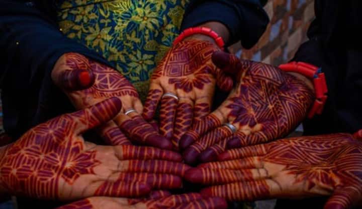 हरियाली तीज का रंग हरा माना जाता है. इस दिन हरा परिधान, हरी चूड़ियां और गहरी हरी मेहंदी ही हरियाली तीज का रूप माना जाता है. वहीं ऐसा कहते हैं की हरियाली तीज पर हरा हरा रंग किसी भी रचना से कम नहीं होता है.