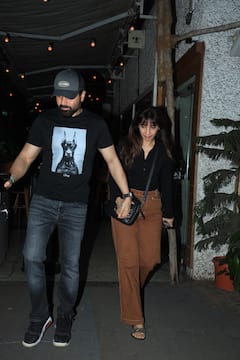 Emraan Hashmi Spotted with Wife: पत्नी संग इमरान हाशमी ने पोज देने से किया इंकार, सिर झुकाए गाड़े में बैठे