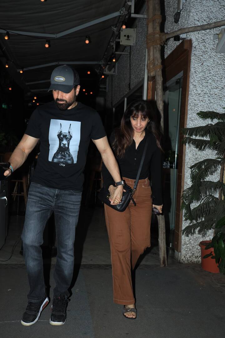 Imran was seen holding his wife's hand. His style is viral.
