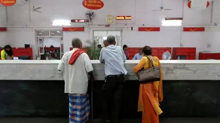 अगर आप रिटायरमेंट के बाद की आर्थिक सुरक्षा चाहते हैं तो सीनियर सिटिजन सेविंग स्कीम एक बढ़िया ऑप्शन है. इसमें करीब 7.4 प्रतिशत तक ब्याज मिलता है और टैक्स में छूट भी मिलती है. इसकी समय सीमा और निवेश सीमा को भी आसान बनाया गया है.