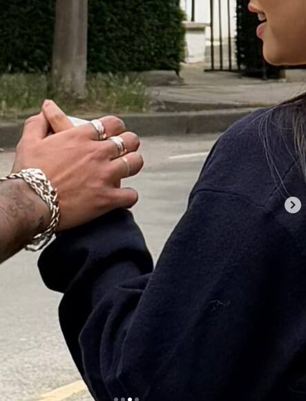 ਫੋਟੋਆਂ ਦੇਖ ਕੀ ਬੋਲੇ ਪ੍ਰਸ਼ੰਸਕ ਪ੍ਰਸ਼ੰਸਕਾਂ ਵੱਲੋਂ ਸੁਨੰਦਾ ਦੀਆਂ ਤਸਵੀਰਾਂ ਉਤੇ ਕੁਮੈਂਟ ਕੀਤੇ ਜਾ ਰਹੇ ਹਨ, ਇੱਕ ਨੇ ਲਿਖਿਆ, 'ਅੱਜ ਇਹ ਪੋਸਟ ਦੇਖ ਕੇ ਲੱਖਾਂ ਦਿਲ ਟੁੱਟੇ ਹੋਣਗੇ ਪੱਕਾ ਮੈਮ, ਮੇਰੇ ਵੱਲੋਂ ਵਧਾਈਆਂ ਮੈਡਮ, ਹਮੇਸ਼ਾ ਖੁਸ਼ ਰਹੋ।' ਇੱਕ ਹੋਰ ਨੇ ਲਿਖਿਆ, 'ਅਸੀਂ ਫਿਰ ਦੱਸੋਂ ਕਦੋਂ ਆਈਏ ਵਿਆਹ ਦੇਖਣ ਲਈ।' ਇੱਕ ਹੋਰ ਨੇ ਲਿਖਿਆ, 'ਬਾਦਸ਼ਾਹੋ, ਹੈਰਾਨ ਕਰਤਾ ਪੋਸਟ ਪਾ ਕੇ, ਅੱਗੇ ਵਾਲੀ ਜ਼ਿੰਦਗੀ ਲਈ ਵਧਾਈਆਂ। ਦੋਵੇਂ ਖੁਸ਼ ਰਹੋ।'