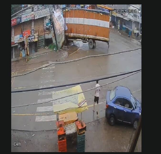 राजूर गणपती परिसरात आल्यानंतर चालकाचे वाहनावरील नियंत्रण सुटले आणि कंटेनरने समोरून येणाऱ्या दुचाकीला जोरदार धडक दिली.