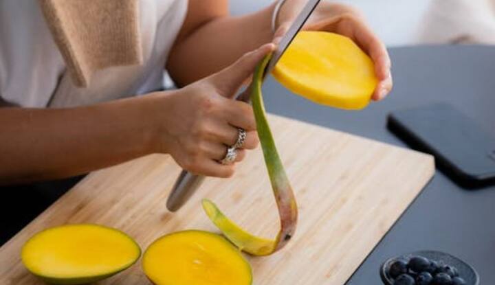 कई एक्सपर्ट बताते हैं कि मॉनसून में नमी और बारिश के कारण आम के छिलकों पर मोड और बैक्टीरिया पर पनपने लगते हैं. इससे आम संक्रमित हो जाता है. जिसके कारण अगर आप मॉनसून में आम खाते हैं तो आपको पेट से जुड़ी बीमारियां भी हो सकती है.