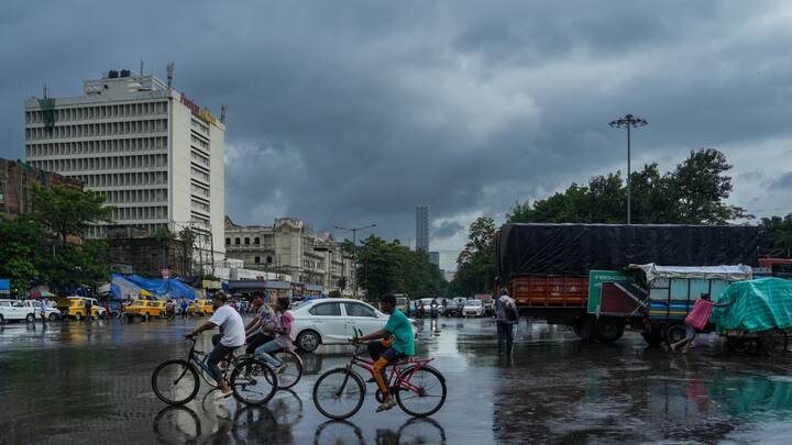 রথের দিনও বৃষ্টির ভ্রুকুটি রাজ্য। শুক্রবার কলকাতা-সহ রাজ্য়ের সব জেলায় বৃষ্টির সম্ভাবনার কথা জানাল আবহাওয়া দফতর। বঙ্গোপসাগারে তৈরি হওয়া নিম্নচাপের জেরে শুক্রবার থেকে রাজ্য়ের বিভিন্ন জেলায় ভারী বৃষ্টির সম্ভাবনা রয়েছে।