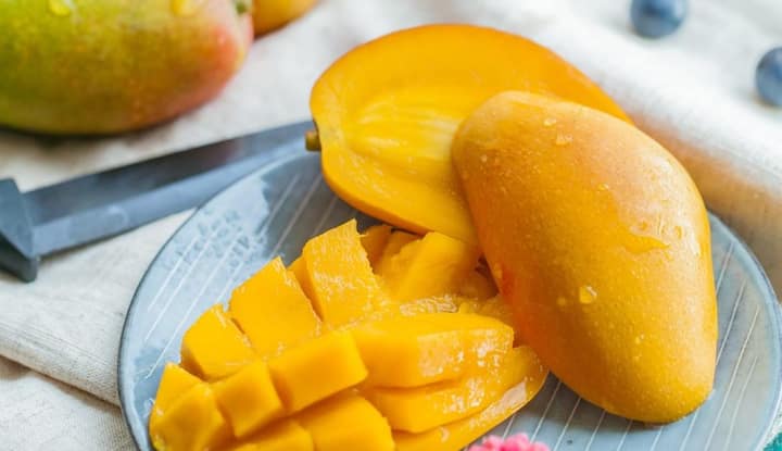 मॉनसून के मौसम में आम खाने से स्किन एलर्जी की दिक्कतें भी हो सकती है. कई लोगों को पहले से ही आम से एलर्जी, रैशेज और मुहासें की समस्या होती है. वहीं मॉनसून में ज्यादा नमी भी होती है जिससे आम में मौजूद उरुशिओल जैसे एलिमेंट्स स्किन पर रिएक्ट कर सकते हैं. जिससे आपको और एलर्जी की समस्या हो सकती है.