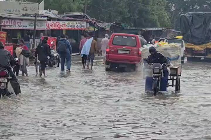 બારડોલી અને ઓલપાડમાં ધોધમાર વરસાદ વરસ્યો હતો. કીમ ગામ રેલવે ઓવરબ્રિજના સર્વિસ રોડ પર પાણી ભરાયા હતા. અમૃતનગર, વૈભવ લક્ષ્મી કોમ્પ્લેક્સ પાસે પાણી ભરાયા હતા. દક્ષિણ ગુજરાતમાં સુરત, તાપી, નવસારી, વલસાડમાં વરસાદ વરસી રહ્યો છે. સવારે 6થી 8માં બારડોલીમાં સૌથી વધુ 3.27 ઈંચ વરસાદ, સુરતના મહુવામાં પોણા ત્રણ ઈંચ વરસાદ, સુરતના કામરેજમાં 2.09 ઈંચ વરસાદ વરસ્યો હતો.