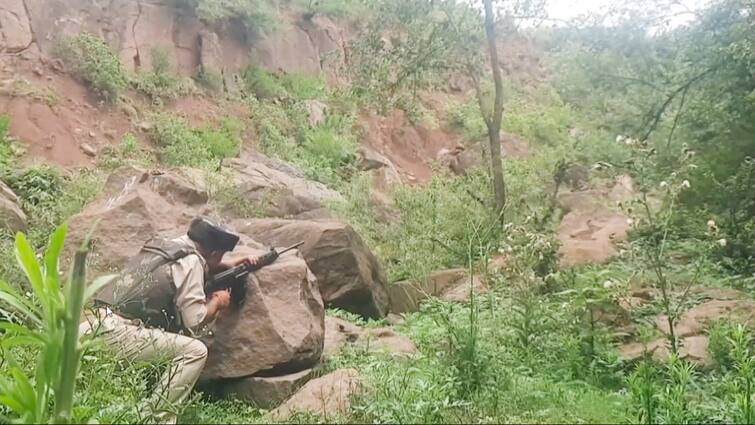 Udhampur Encounter: जम्मू-कश्मीर के उधमपुर में सुरक्षाबलों ने ढेर किया एक आतंकी, सर्च ऑपरेशन जारी Jammu Kashmir udhampur Basantgarh Encounter One terrorist killed by army 4 terrorists of jaish e mohammed are hiding Udhampur Encounter: जम्मू-कश्मीर के उधमपुर में सुरक्षाबलों ने ढेर किया एक आतंकी, सर्च ऑपरेशन जारी