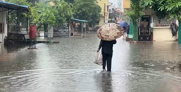 અમદાવાદ મ્યુનિસિપલ કોર્પોરેશનના પાપે અમદાવાદના કઠવાડામાં સ્થિતિ વિકટ બની છે. AMCના પાપે મધુમાલતી આવાસમાં રહેતા લોકોની હાલત કફોડી બની છે. કાલે ખાબકેલા વરસાદથી મધુ માલતી આવાસોમાં પાણી ભરાયા હતા. વરસાદે વિરામ લીધા બાદ પણ મધુ માલતી આવાસ પાણીમાં ગરકાવ થયું છે. થોડા દિવસ પહેલા મધુ માલતી આવાસમાં એકનો જીવ ગયો હતો.
