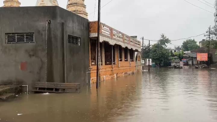 બારડોલી અને ઓલપાડમાં ધોધમાર વરસાદ વરસ્યો હતો. કીમ ગામ રેલવે ઓવરબ્રિજના સર્વિસ રોડ પર પાણી ભરાયા હતા. અમૃતનગર, વૈભવ લક્ષ્મી કોમ્પ્લેક્સ પાસે પાણી ભરાયા હતા. દક્ષિણ ગુજરાતમાં સુરત, તાપી, નવસારી, વલસાડમાં વરસાદ વરસી રહ્યો છે. સવારે 6થી 8માં બારડોલીમાં સૌથી વધુ 3.27 ઈંચ વરસાદ, સુરતના મહુવામાં પોણા ત્રણ ઈંચ વરસાદ, સુરતના કામરેજમાં 2.09 ઈંચ વરસાદ વરસ્યો હતો.