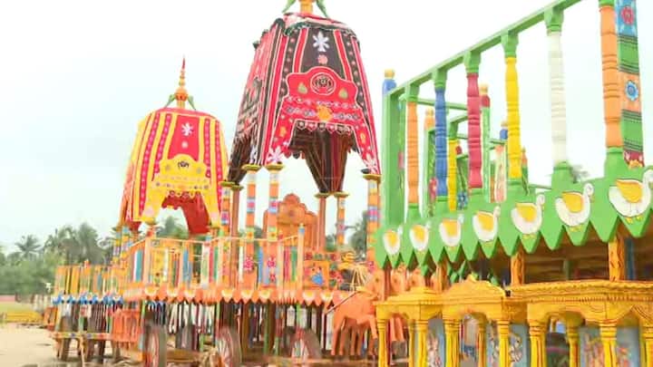 রথযাত্রা উপলক্ষ্যে সেজে উঠেছে দিঘা। জগন্নাথ মন্দির প্রতিষ্ঠার পর এই প্রথমবার সৈকতশহরে রথযাত্রা পালিত হবে। শহরজুড়ে সাজো সাজো রব।