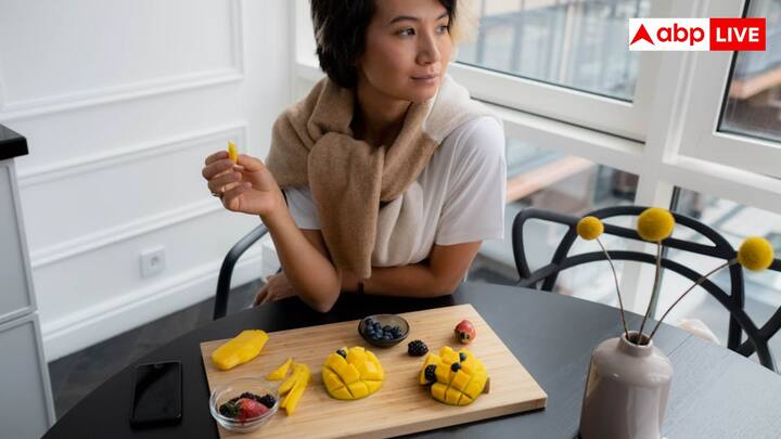 मॉनसून में आम खाना नुकसानदायक हो सकता है क्योंकि बारिश की नमी से आम पर बैक्टीरिया और फंगस पनप सकते हैं. एक्सपर्ट्स के अनुसार इस मौसम में आम खाने से पाचन, एलर्जी और संक्रमण का खतरा बढ़ता है.