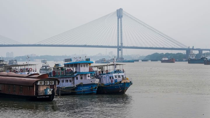 সোমবার এবং মঙ্গলবারও ভারী বৃষ্টি হবে দক্ষিণবঙ্গে। পুুরুলিয়া, বাঁকুড়া, ঝাড়গ্রাম, পশ্চিম বর্ধমান এবং পশ্চিম মেদিনীপুরে বৃষ্টিপাতে হলুদ সতর্কতা জারি করা হয়েছে। 