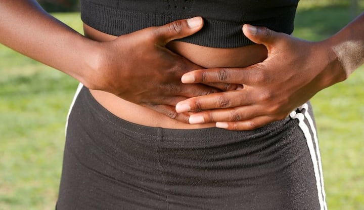 आजकल बर्गर, फ्रेंच फ्राइज, कोल्ड ड्रिंक और प्रोसेस्ड स्नैक्स जैसे जंक फूड युवाओं की फेवरेट चीजें होती हैं, लेकिन इनमें मौजूद फ्रक्टोज और खराब फैट लिवर में जाकर ट्राइग्लिसराइड्स के रूप में जमा हो जाते हैं. यह फैट धीरे-धीरे लिवर को नुकसान पहुंचता है और फैटी लिवर की शुरुआत करता है.