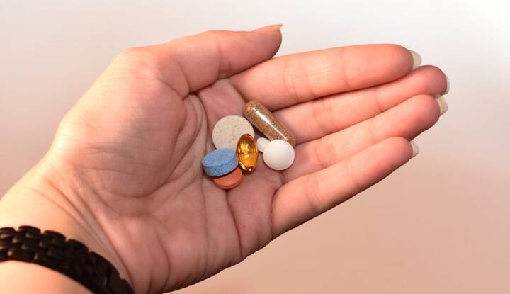 दवाइयों के असर के कारण भी फैटी लिवर बढ़ रहा है. कुछ दवाइयां जैसे स्टेरॉयड, एंटीडिप्रेसेंट और थायराइड की दवाइयां शरीर में मेटाबॉलिज्म को धीमा कर देती हैं, इससे वजन और पेट बढ़ने लगता है और यह सीधे तौर पर लिवर पर असर करता है. थायराइड की गड़बड़ी से फैटी लिवर के आशंका भी ज्यादा बढ़ जाती है.