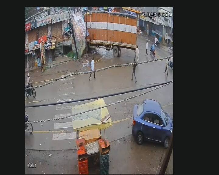 या अपघातामुळे परिसरात एकच खळबळ उडाली. जोरदार आवाजाने स्थानिक नागरिकांनी तात्काळ घटनास्थळी धाव घेतली. दरम्यान, या संपूर्ण घटनेचा थरार एका दुकानाबाहेरील सीसीटीव्ही कॅमेऱ्यात कैद झाला आहे.